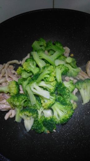 倒入焯好的西兰花如图