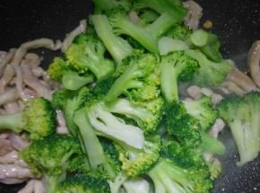 倒入焯好的西兰花如图