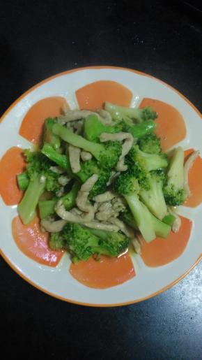 加入适量盐，糖，料酒，耗油快速炒熟出锅盛盘即可