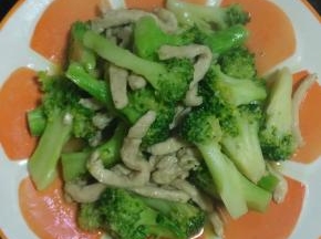 加入适量盐，糖，料酒，耗油快速炒熟出锅盛盘即可