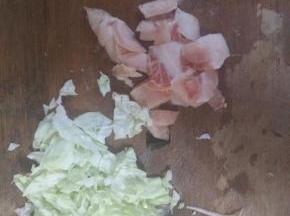 猪肉、辣椒，肉、辣椒切好