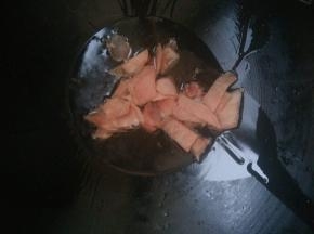 在锅内倒入适量的花生油，炒肉