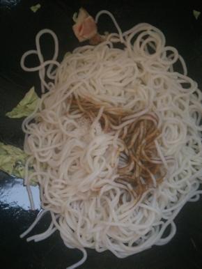 放白菜、米粉、盐、味精 、老抽，全程小火如图