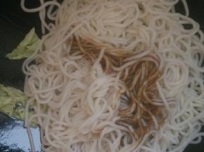 放白菜、米粉、盐、味精 、老抽，全程小火如图