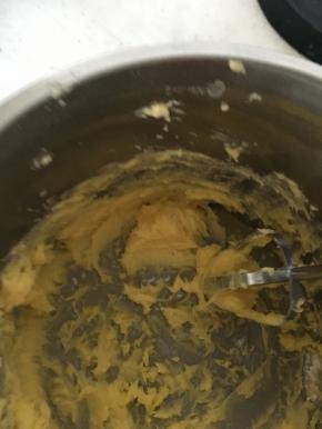 用电动打蛋器打发黄油，过程中分次加入牛奶打发