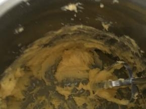 用电动打蛋器打发黄油，过程中分次加入牛奶打发