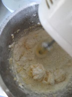 低筋面粉过筛，和黄油搅拌混合，并加入糖粉和盐