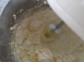 低筋面粉过筛，和黄油搅拌混合，并加入糖粉和盐