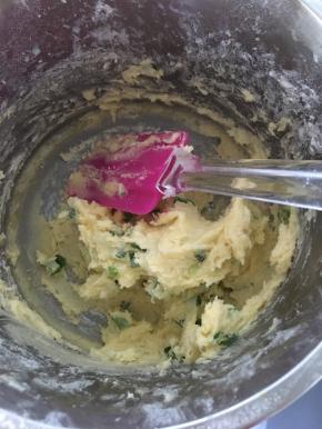 葱花切成小颗粒，加入面粉团，搅拌均匀