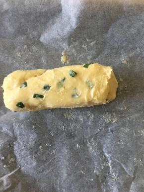 葱油面团搓成长条放入冰箱冷藏两小时