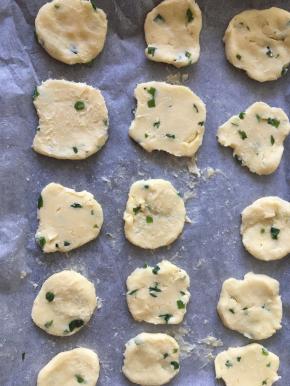 冷藏时间到，取出后，随手压出一个个小饼干，放到烤盘纸上