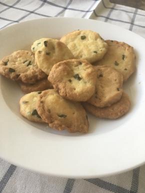 烤箱预热到175度，上下火，中层，烤到饼干上色后即可