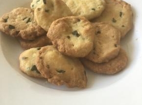 烤箱预热到175度，上下火，中层，烤到饼干上色后即可