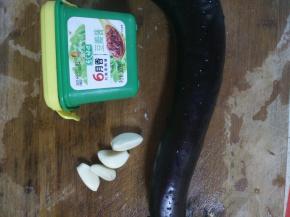 准备好豆瓣酱、大蒜茄子