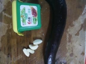 准备好豆瓣酱、大蒜茄子