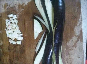 蒜、茄子切好