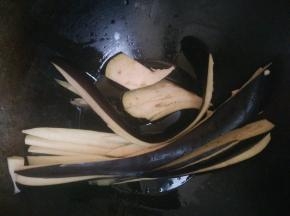 在锅内倒入适量的花生油，油煎茄子