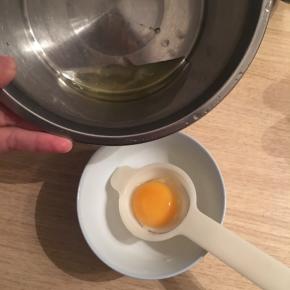 准备一个鸡蛋，蛋黄和蛋清分离