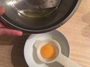 准备一个鸡蛋，蛋黄和蛋清分离