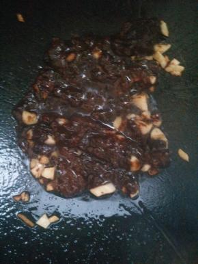 放油，倒入酱、 蒜  翻炒