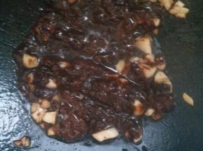 放油，倒入酱、 蒜  翻炒