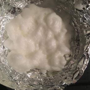 准备一张锡箔纸或油纸，把蛋白霜放上去，堆成云朵的样子，中间要注意挖一个小洞