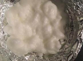 准备一张锡箔纸或油纸，把蛋白霜放上去，堆成云朵的样子，中间要注意挖一个小洞