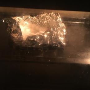 烤箱预热到150度后，把蛋白霜放入烤箱，烤3分钟左右后取出