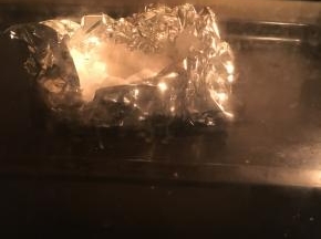 烤箱预热到150度后，把蛋白霜放入烤箱，烤3分钟左右后取出