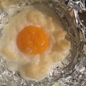 把蛋黄放到蛋白霜中间，再进烤箱烤3分钟左右