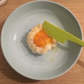 烤完后，摆盘，撒一点黑胡椒即可以装饰，也可以盖住溏心蛋黄的腥味，想要云朵大一点的，可以用两个鸡蛋清的量，因为烤后云朵面积会收缩