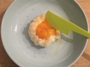 烤完后，摆盘，撒一点黑胡椒即可以装饰，也可以盖住溏心蛋黄的腥味，想要云朵大一点的，可以用两个鸡蛋清的量，因为烤后云朵面积会收缩