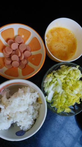 准备好材料，香肠，鸡蛋，娃娃菜，冷饭备用