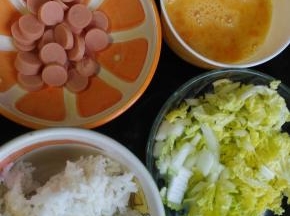 准备好材料，香肠，鸡蛋，娃娃菜，冷饭备用