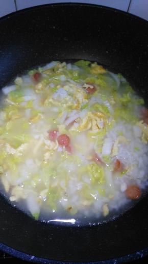 倒入适量水，调味料，焖煮一会