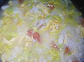 倒入适量水，调味料，焖煮一会