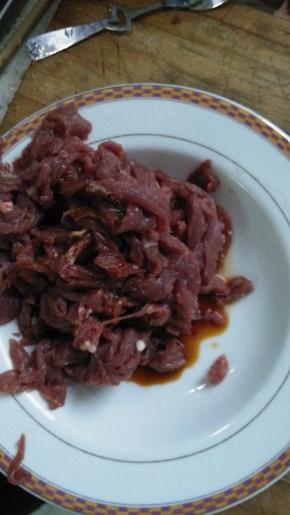 准备好切丝的牛肉和切片的蘑菇