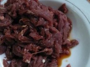 准备好切丝的牛肉和切片的蘑菇