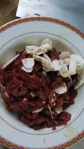 牛肉用料酒腌制如图