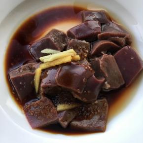 猪肝切成小块，加生抽、糖、姜丝腌制5分钟