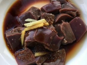 猪肝切成小块，加生抽、糖、姜丝腌制5分钟