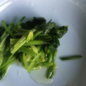 菠菜洗净后焯水，切成几段