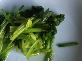 菠菜洗净后焯水，切成几段