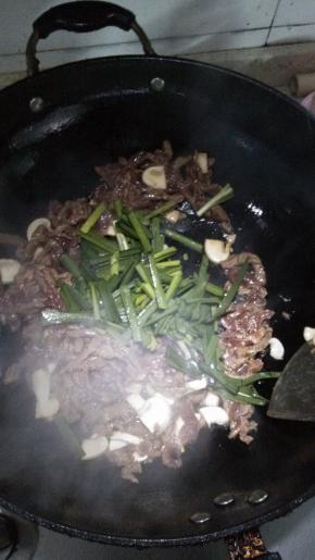 倒入适量的水、酱油