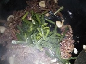 倒入适量的水、酱油