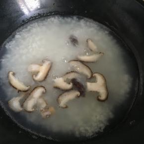 香菇切片，将入白粥中