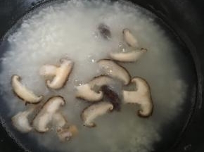 香菇切片，将入白粥中
