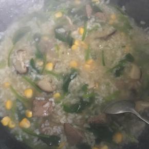 继续煮粥，先加入猪肝中大火煮，猪肝熟后再加入菠菜和玉米粒小火煮一会儿