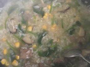 继续煮粥，先加入猪肝中大火煮，猪肝熟后再加入菠菜和玉米粒小火煮一会儿