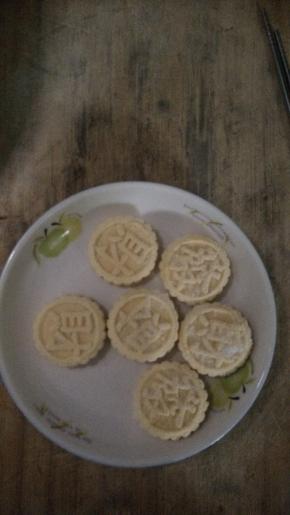 准备好超市买的南瓜饼